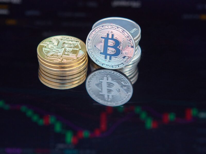 Монеты биткоина на фоне графика криптовалютного рынка — арест счёта после продажи USDT